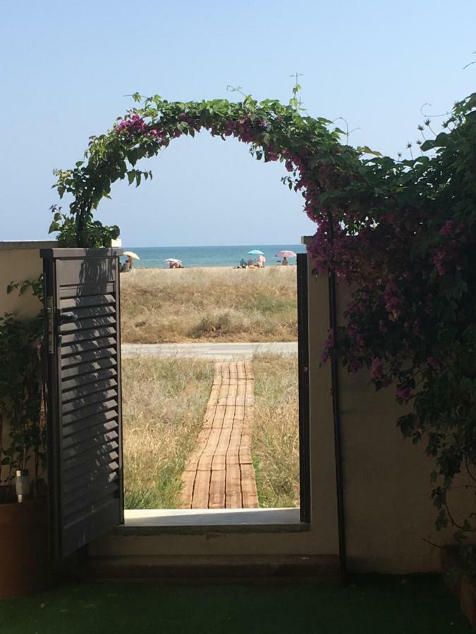 Beach Flat With Garden Кастелдефелс Екстериор снимка
